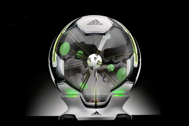 Adidas lance son ballon connecté