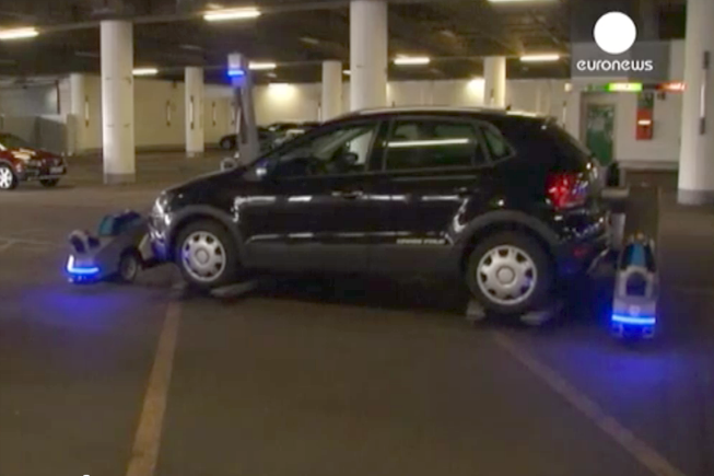 Ray, le robot de l’aéroport de Düsseldorf gare les voitures lui-même