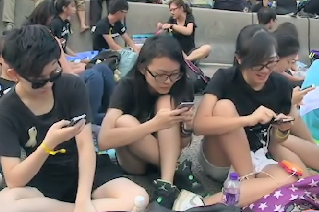 Triomphe de l’App Firechat de dialogue direct entre smartphones à Hong Kong