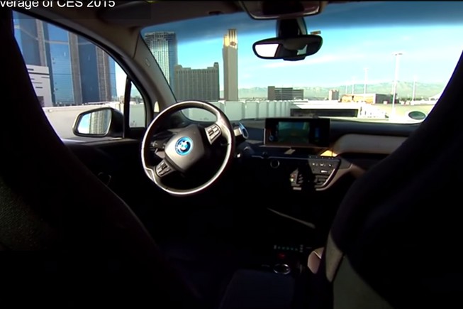 BMW présente une voiture qui se gare seule, et commandée par smartwatch