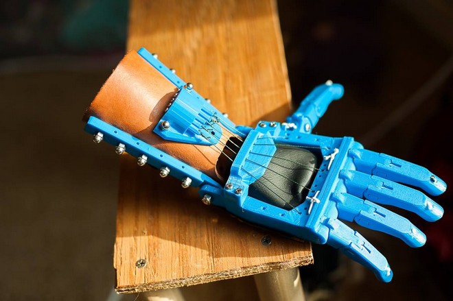 Un petit Français de 6 ans reçoit une main imprimée en 3D