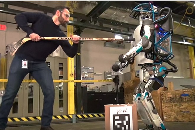 Le robot humanoïde Atlas de Google persévérant face à un tourmenteur humain