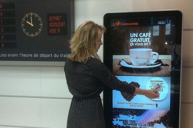La SNCF expérimente les écrans publicitaires connectés en gare