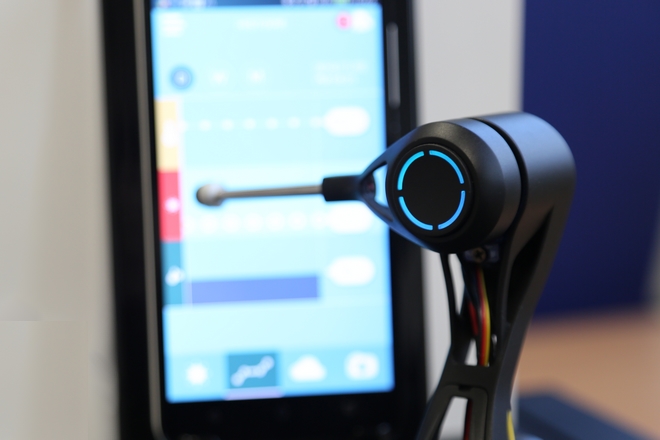 Un bras robot montre la simplicité d’usage de l’application bancaire C-zam de Carrefour