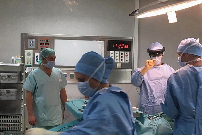Première mondiale : un chirurgien opère en utilisant la réalité mixte au CHU de Montpellier