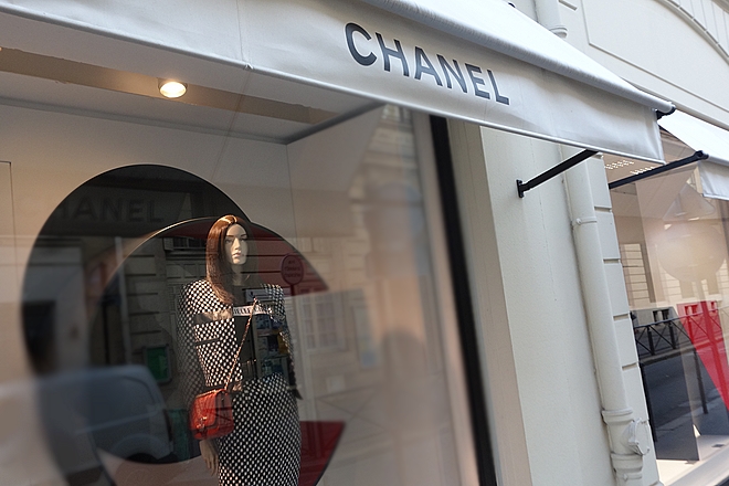 Chanel à rebours du secteur du luxe face au digital