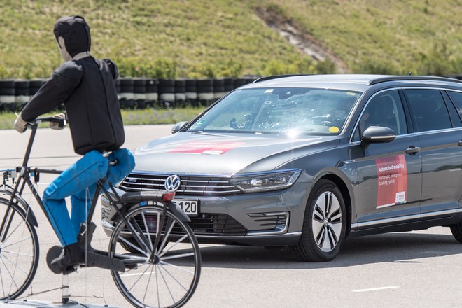 Voitures semi autonomes : le freinage d’urgence fortement critiqué par ses utilisateurs