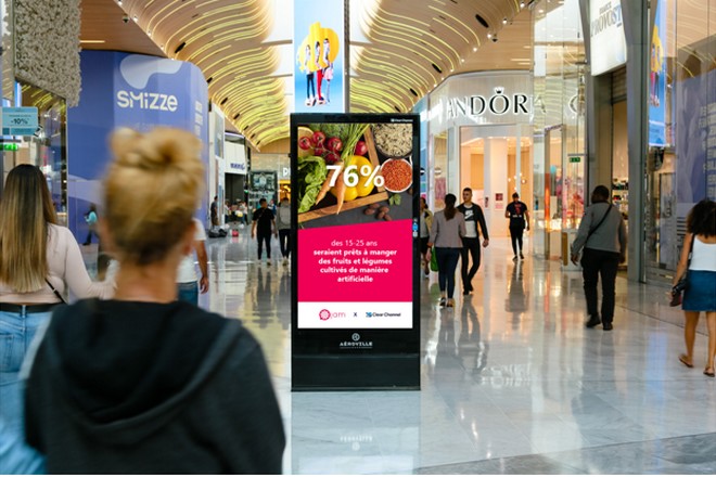 Mieux comprendre les 15-25 ans en associant Messenger de Facebook et l’affichage extérieur digital