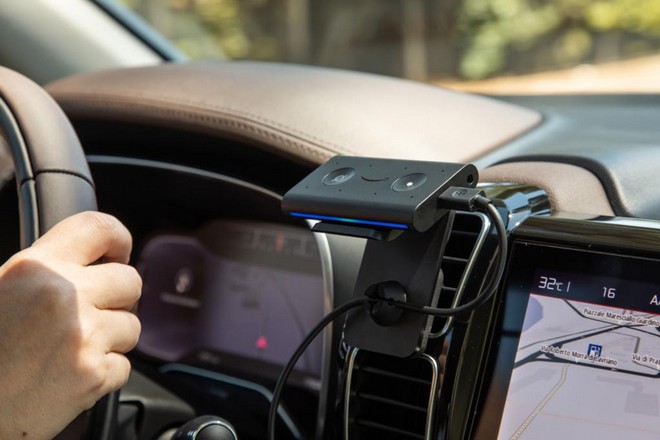 Amazon lance un boîtier pour voiture facilitant l’accès à son interface vocale Alexa sur la route
