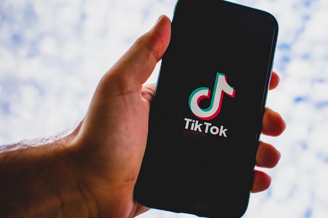 La croissance de TikTok faiblit aux Etats-Unis, sur fond de e-commerce envahissant