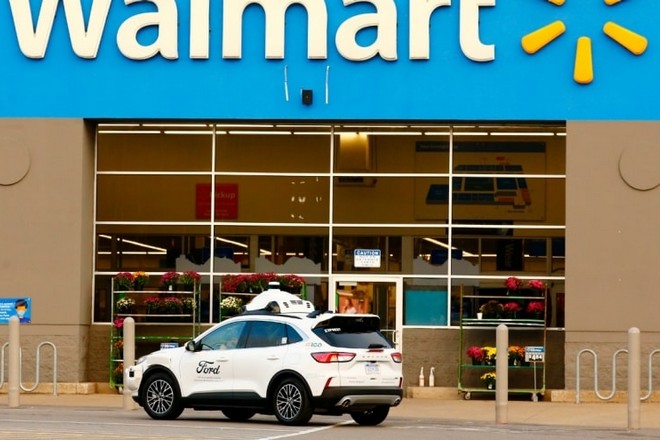 Tests de livraison par voitures autonomes menés par Walmart et Ford