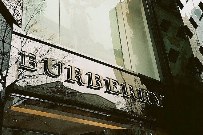 Mode circulaire : Burberry invite à revendre ses produits via Vestiaire Collective