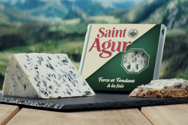 Saint Agur revient massivement sur les écrans avec un nouveau film publicitaire
