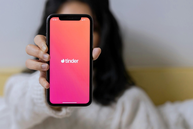 Tinder active une campagne publicitaire pour son dispositif “Double Date” sur les réseaux sociaux