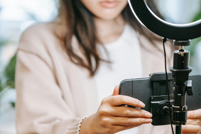 Forte sanction de l’influenceuse Maeva Ghennam pour des pratiques trompeuses