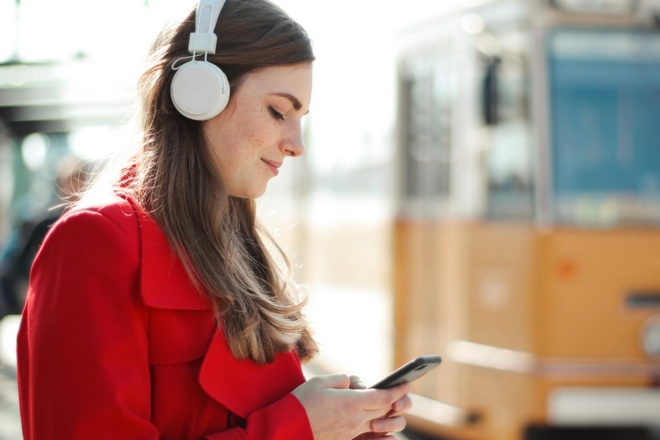 Warner signe la paix et s’associe avec la startup Suno, créatrice de musique par l’IA