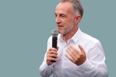 Emmanuel Grégoire, favori pour la Mairie de Paris, utilise Qomon pour son marketing électoral