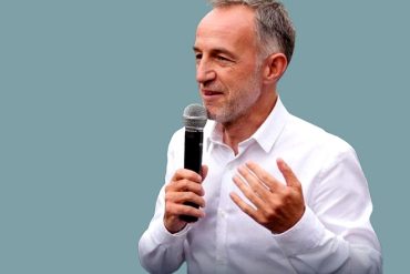 Emmanuel Grégoire, favori pour la Mairie de Paris, utilise Qomon pour son marketing électoral