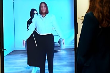 Fabriquer pour la maison Chanel : un écran à taille humaine accélère le travail des façonniers